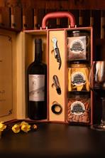 1 Chai rượu vang Ý cao cấp, vị chát ngọt dáng to 14,5 độ Carbernet - Merlot, 3 lọ Hạt quả,1 Hộp da đôi to có vách ngăn đựng kèm dụng cụ & Túi xách Q4