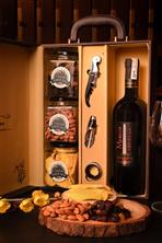1 Chai rượu vang Ý cao cấp vị chát ngọt, dáng to 14,5 độ Merlot, 3 lọ Hạt quả, 1 Hộp da đôi to có vách ngăn đựng kèm dụng cụ & Túi xách Q7