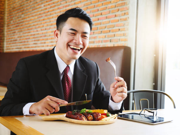 Cách sử dụng dao và nĩa khi dùng bò bít tết