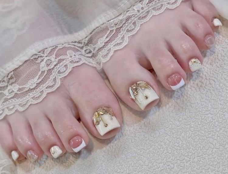 nail chân đính đá sang trọng